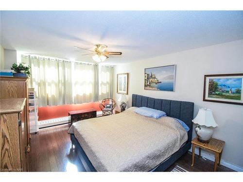 910-215 Glenridge Avenue, St. Catharines, ON - Indoor Photo Showing Bedroom