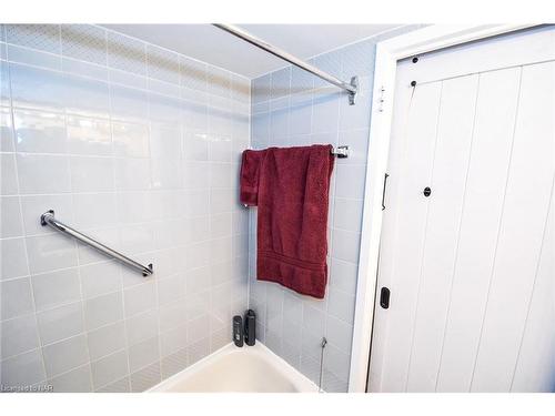 910-215 Glenridge Avenue, St. Catharines, ON - Indoor Photo Showing Bathroom