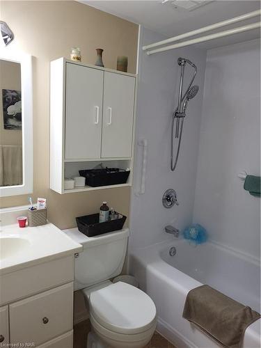 401-198 Scott Street, St. Catharines, ON - Indoor Photo Showing Bathroom