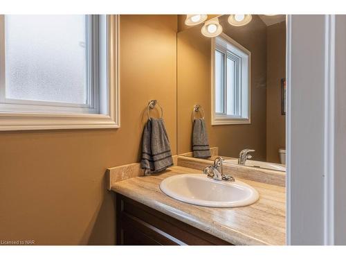 6331 Christopher Crescent, Niagara Falls, ON - Indoor Photo Showing Bathroom