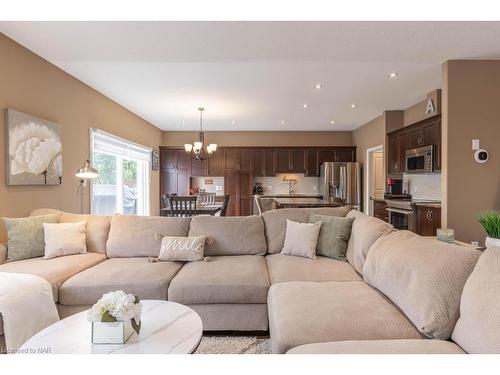 6331 Christopher Crescent, Niagara Falls, ON - Indoor Photo Showing Living Room