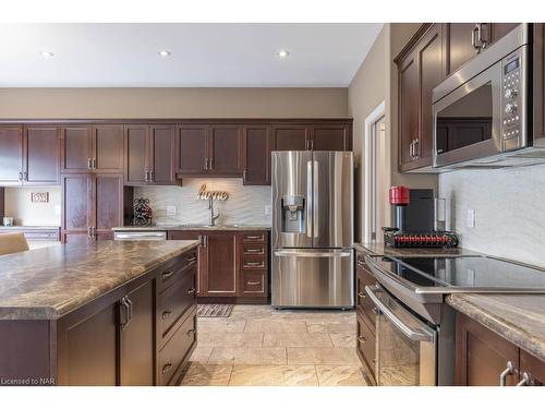 6331 Christopher Crescent, Niagara Falls, ON - Indoor Photo Showing Kitchen