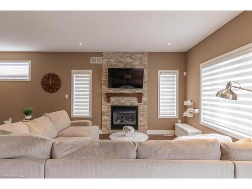 6331 Christopher Crescent, Niagara Falls, ON - Indoor Photo Showing Living Room With Fireplace