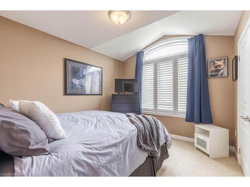 6331 Christopher Crescent, Niagara Falls, ON - Indoor Photo Showing Bedroom