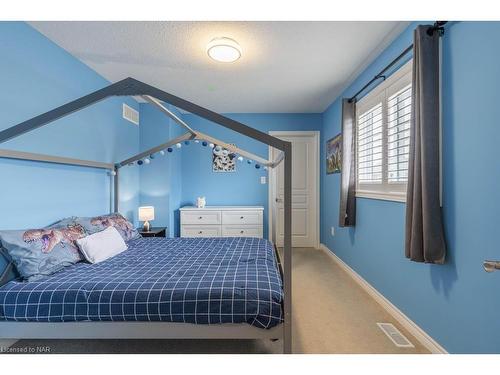 6331 Christopher Crescent, Niagara Falls, ON - Indoor Photo Showing Bedroom