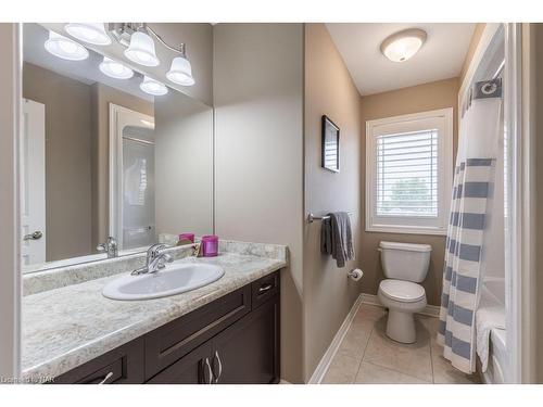 6331 Christopher Crescent, Niagara Falls, ON - Indoor Photo Showing Bathroom