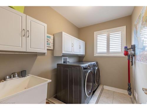 6331 Christopher Crescent, Niagara Falls, ON - Indoor Photo Showing Laundry Room