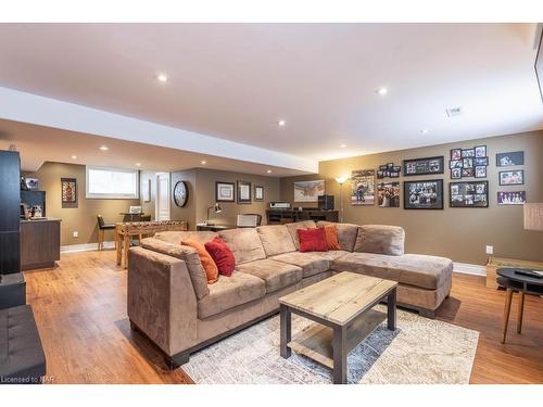 6331 Christopher Crescent, Niagara Falls, ON - Indoor Photo Showing Living Room