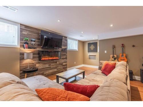 6331 Christopher Crescent, Niagara Falls, ON - Indoor Photo Showing Living Room