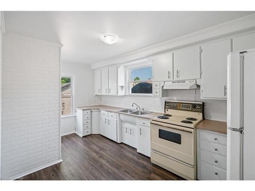 237 Wallace Avenue S, Welland, ON - Indoor Photo Showing Kitchen With Double Sink