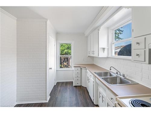 237 Wallace Avenue S, Welland, ON - Indoor Photo Showing Kitchen With Double Sink