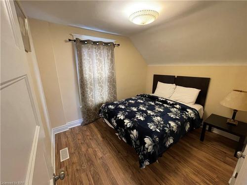 4713 Cookman Crescent, Niagara Falls, ON - Indoor Photo Showing Bedroom