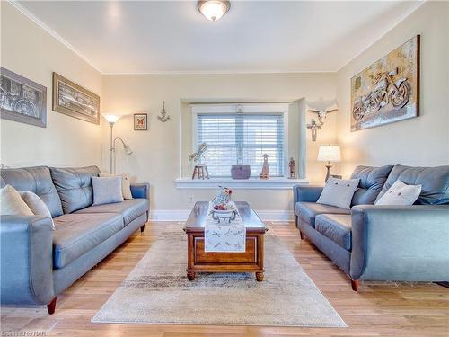 225 Taylor Street, Thorold South, ON - Indoor Photo Showing Living Room