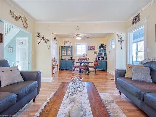 225 Taylor Street, Thorold South, ON - Indoor Photo Showing Living Room