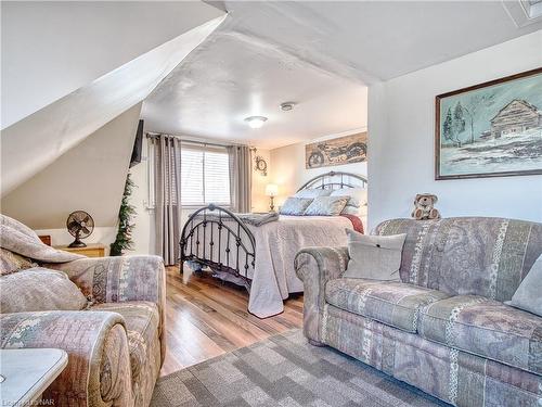 225 Taylor Street, Thorold South, ON - Indoor Photo Showing Living Room