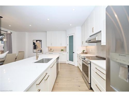 7434 Sherrilee Crescent Crescent, Niagara Falls, ON - Indoor Photo Showing Kitchen With Upgraded Kitchen