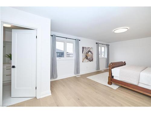 7434 Sherrilee Crescent Crescent, Niagara Falls, ON - Indoor Photo Showing Bedroom