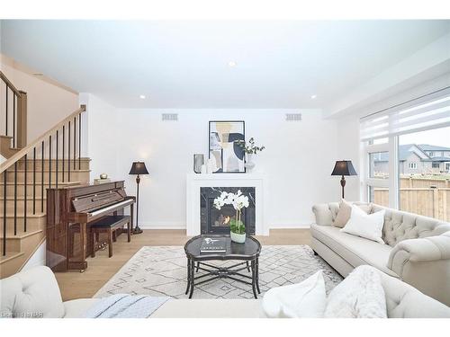 7434 Sherrilee Crescent Crescent, Niagara Falls, ON - Indoor Photo Showing Living Room With Fireplace