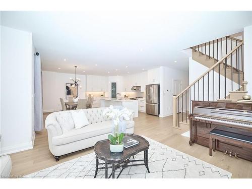 7434 Sherrilee Crescent Crescent, Niagara Falls, ON - Indoor Photo Showing Living Room