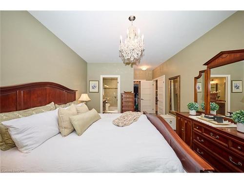 10 Tulip Tree Road, Niagara-On-The-Lake, ON - Indoor Photo Showing Bedroom