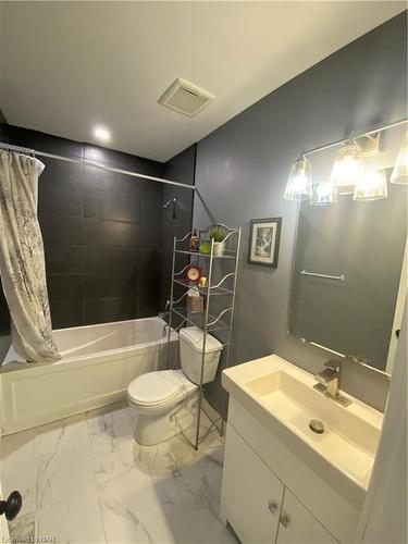 3-252-4 Bertie Street, Fort Erie, ON - Indoor Photo Showing Bathroom