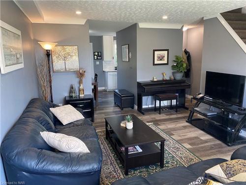 3-252-4 Bertie Street, Fort Erie, ON - Indoor Photo Showing Living Room