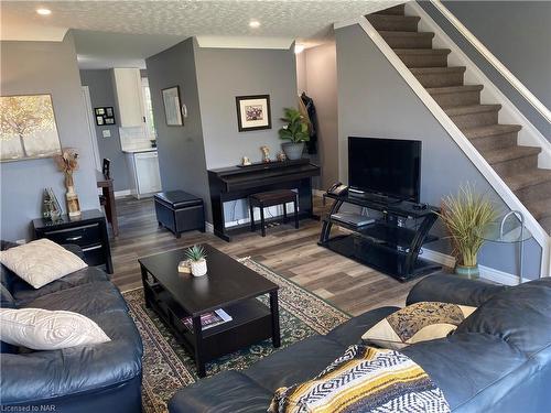 3-252-4 Bertie Street, Fort Erie, ON - Indoor Photo Showing Living Room