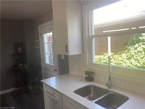 3-252-3 Bertie Street, Fort Erie, ON - Indoor Photo Showing Kitchen With Double Sink