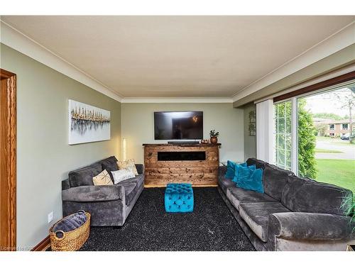 27 Walts Street, Welland, ON - Indoor Photo Showing Living Room