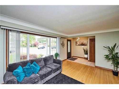 27 Walts Street, Welland, ON - Indoor Photo Showing Living Room