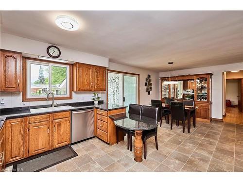 27 Walts Street, Welland, ON - Indoor Photo Showing Kitchen