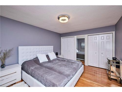 27 Walts Street, Welland, ON - Indoor Photo Showing Bedroom