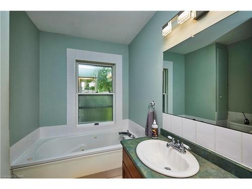 27 Walts Street, Welland, ON - Indoor Photo Showing Bathroom