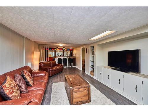 27 Walts Street, Welland, ON - Indoor Photo Showing Living Room