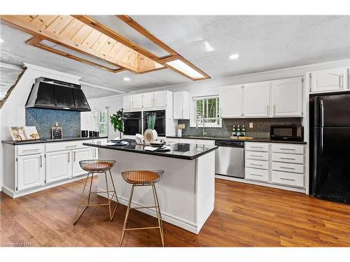 4886 Boughman Lane, Fort Erie, ON - Indoor Photo Showing Kitchen With Upgraded Kitchen