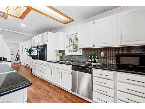 4886 Boughman Lane, Fort Erie, ON - Indoor Photo Showing Kitchen With Double Sink