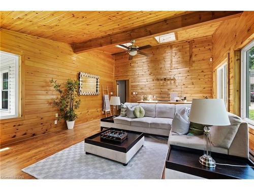 4886 Boughman Lane, Fort Erie, ON - Indoor Photo Showing Living Room