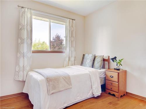 11 Huntington Lane, St. Catharines, ON - Indoor Photo Showing Bedroom