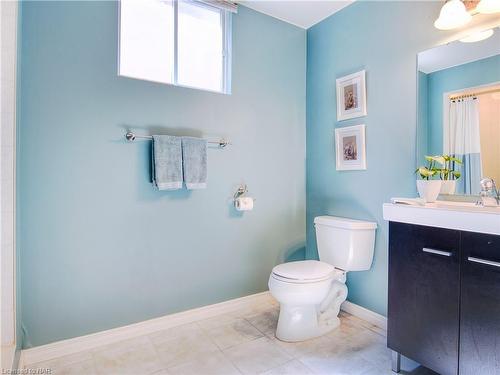 11 Huntington Lane, St. Catharines, ON - Indoor Photo Showing Bathroom