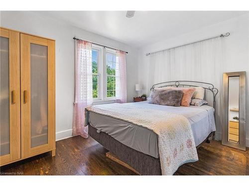 330 Aqueduct Street, Welland, ON - Indoor Photo Showing Bedroom