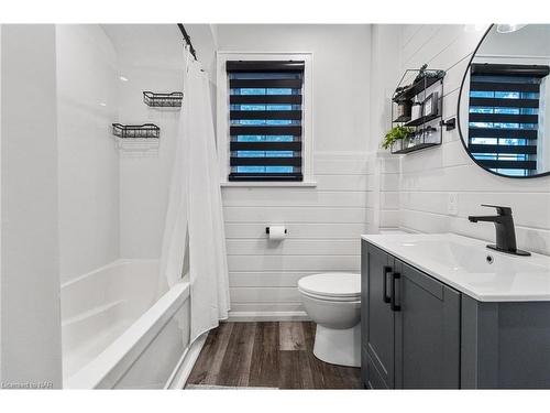 330 Aqueduct Street, Welland, ON - Indoor Photo Showing Bathroom