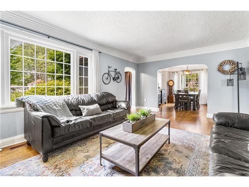 330 Aqueduct Street, Welland, ON - Indoor Photo Showing Living Room