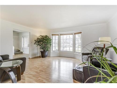 18 Garrison Village Drive, Niagara-On-The-Lake, ON - Indoor Photo Showing Living Room