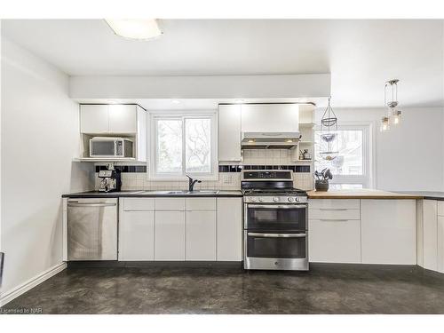 18 Garrison Village Drive, Niagara-On-The-Lake, ON - Indoor Photo Showing Kitchen With Double Sink