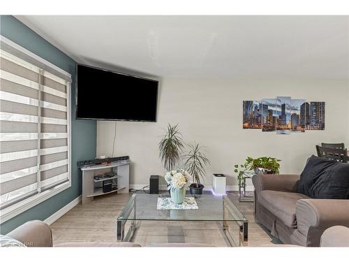 10 Acadia Court, Welland, ON - Indoor Photo Showing Living Room