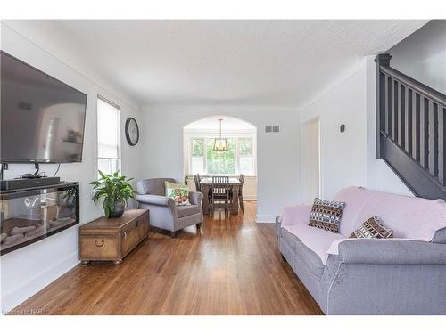 9 Mcdonald Street, St. Catharines, ON - Indoor Photo Showing Living Room