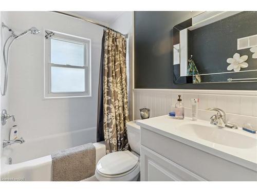 35 Homewood Avenue, Port Colborne, ON - Indoor Photo Showing Bathroom