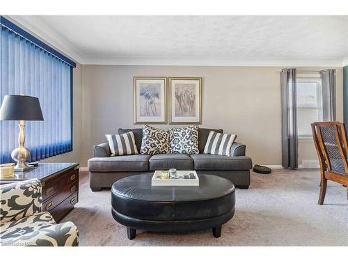 35 Homewood Avenue, Port Colborne, ON - Indoor Photo Showing Living Room