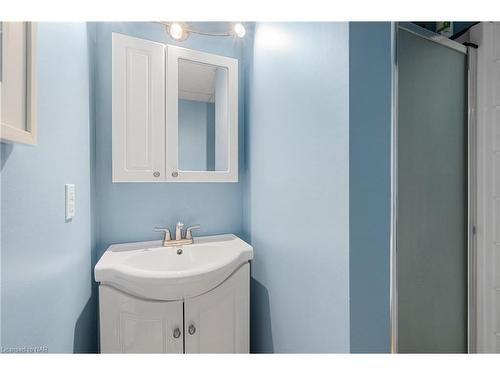 111 Harrison Avenue, Welland, ON - Indoor Photo Showing Bathroom