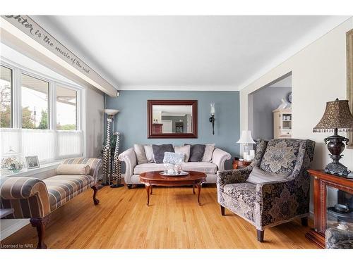 111 Harrison Avenue, Welland, ON - Indoor Photo Showing Living Room